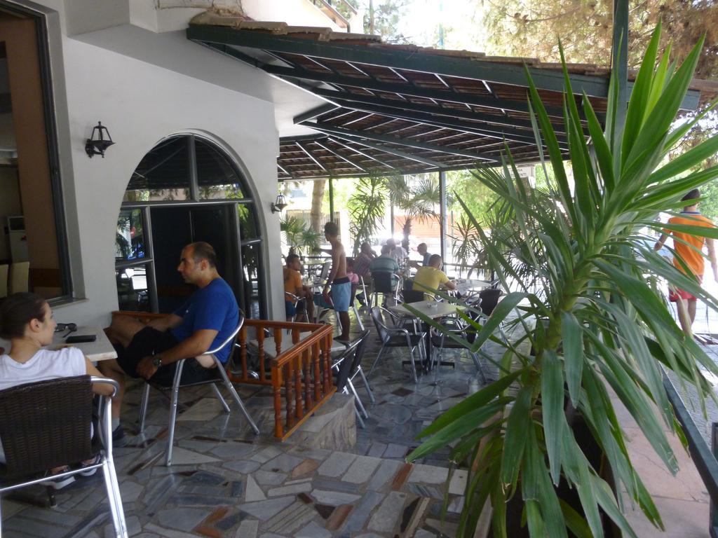 Joy Hotel Sarandë Exterior foto